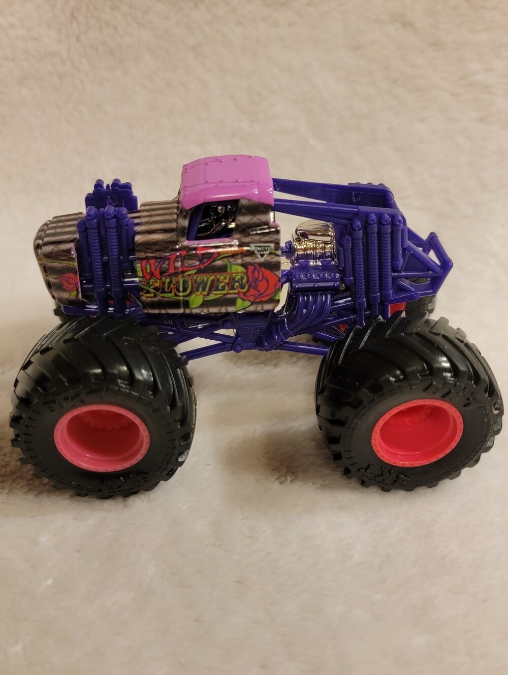 Monster Jam Wild Flower Monster Truck 1:64 Pink Purple Diva